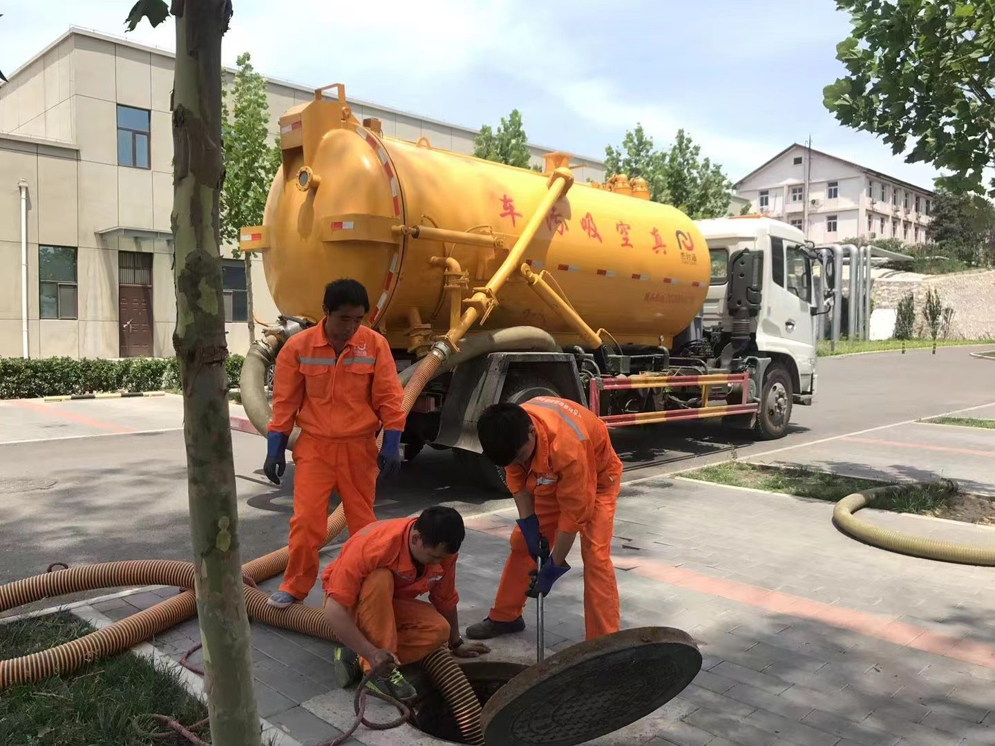 遂溪管道疏通车停在窨井附近